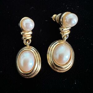 Classic Vintage Faux Pearl Drop Earrings in Heavy Gold Tone Setting